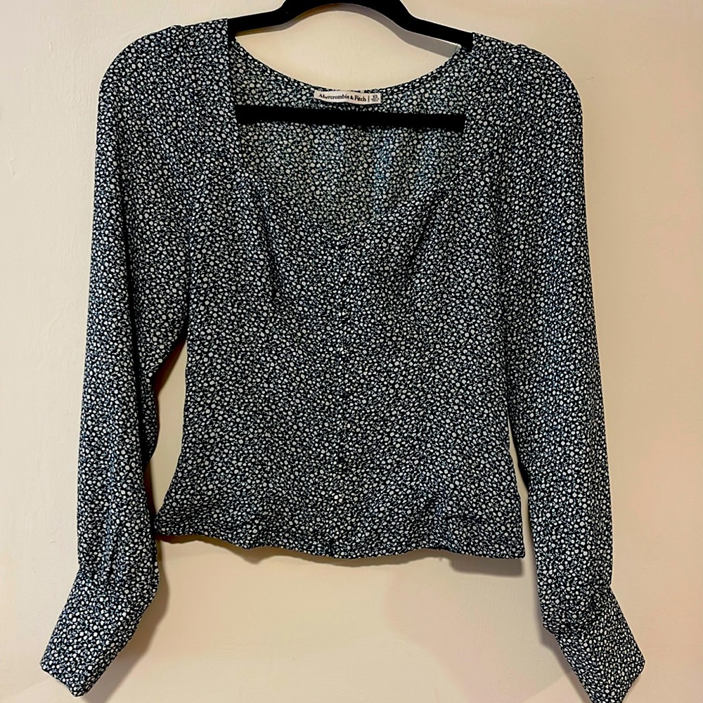 XS forest green and white floral Abercrombie & Fitch blouse